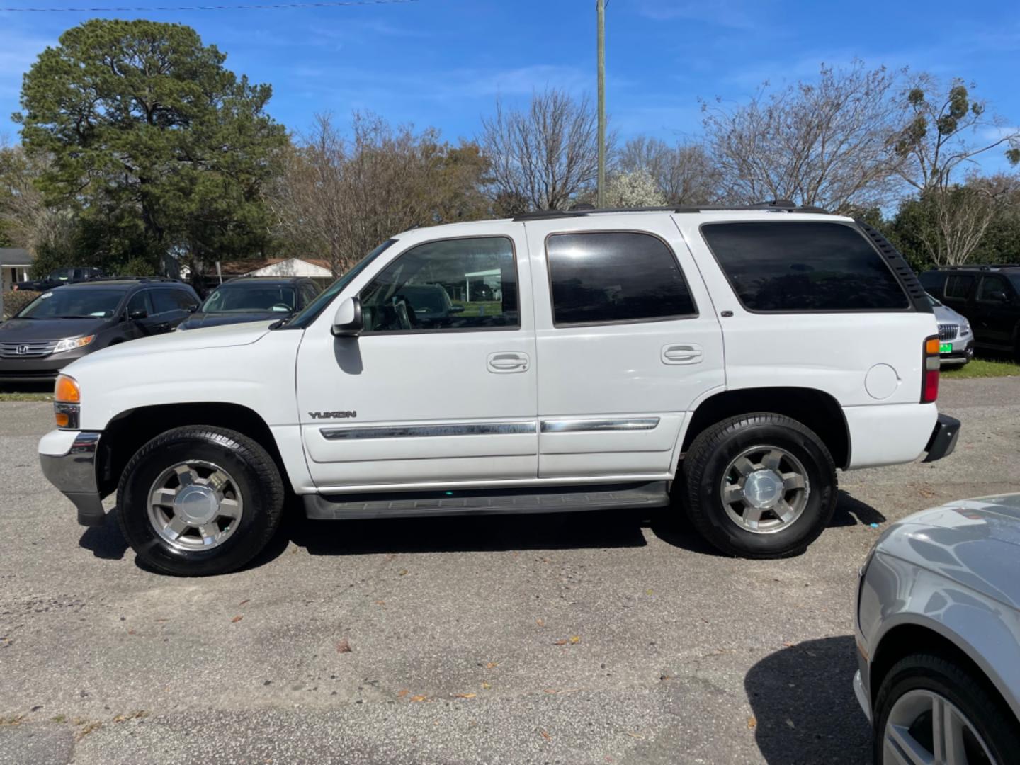 2005 WHITE GMC YUKON SLT (1GKEC13T95J) with an 5.3L engine, Automatic transmission, located at 5103 Dorchester Rd., Charleston, SC, 29418-5607, (843) 767-1122, 36.245171, -115.228050 - Photo#3